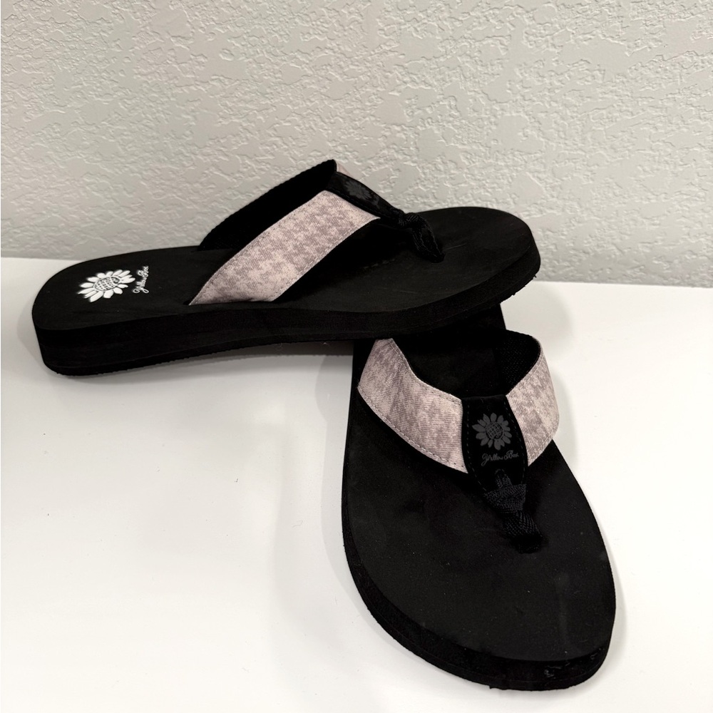 NWOB Yellow box sandals gray houndstooth print